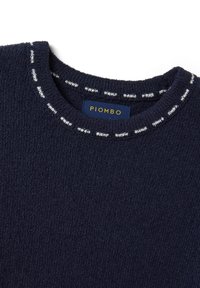 Jersey tejido azul marino con detalles bordados en blanco alrededor del cuello redondo y una etiqueta de la marca Piombo en el interior del cuello.