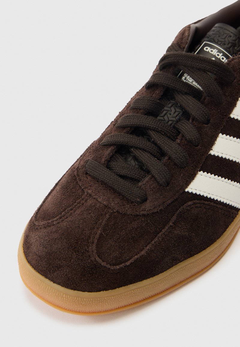 adidas Originals GAZELLE INDOOR UNISEX - Sneaker low - aurora coffee/core  white/gum/braun - Zalando