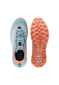 Scarpe sportive blu e grigie con una tomaia in mesh testurizzato, lacci elastici e una suola in gomma arancione con modelli di trazione angolari.