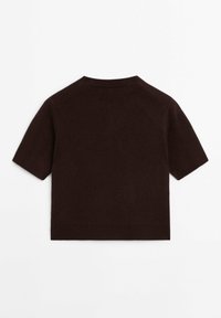 Ciemnobrązowy krótki sweter z wełny z krótkim rękawem, okrągłym dekoltem oraz ściągaczami na rękawach i dolnym brzegu, rozłożony na białym tle.