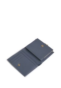 Portefeuille en cuir de couleur bleu clair avec une texture lisse, présentant des emplacements pour cartes et un fermoir sécurisé. Compartiments intérieurs pour l'organisation.