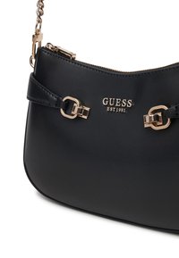 Borsa a spalla in pelle nera con hardware in tonalità oro, dotata di tracolla a catena e dettaglio del logo. Texture liscia e forma curva elegante.