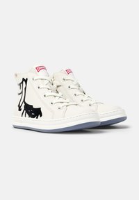 Witte hoge sneakers van leer, met zwarte grafische accenten, ronde neus en vetersluiting met merkgebonden rode labels op de tong.