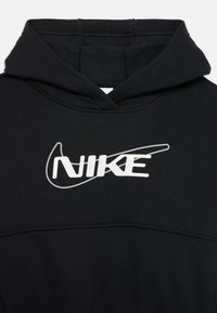 Μαύρη φούτερ με κουκούλα με λεία υφή, διαθέτοντας το κεντρικό λευκό λογότυπο της Nike και χαρακτηριστικές λεπτομέρειες ραφής.