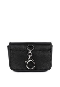 Portafoglio in pelle nera con hardware argento. Presenta una chiusura e una superficie texturizzata. Forma rettangolare compatta con dettagli di cucitura visibili.