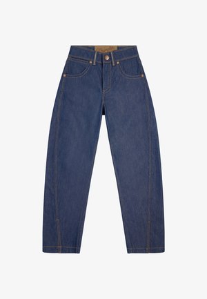 Blaue High-Waist-Denimjeans mit Frontknopf, Gürtelschlaufen, Seitentaschen und oranger Kontrastnaht, flach auf weißem Hintergrund ausgelegt.