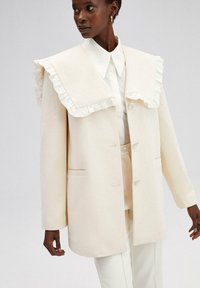 Touché Privé RUFFLED WIDE COLLAR - Rövid kabát - cream