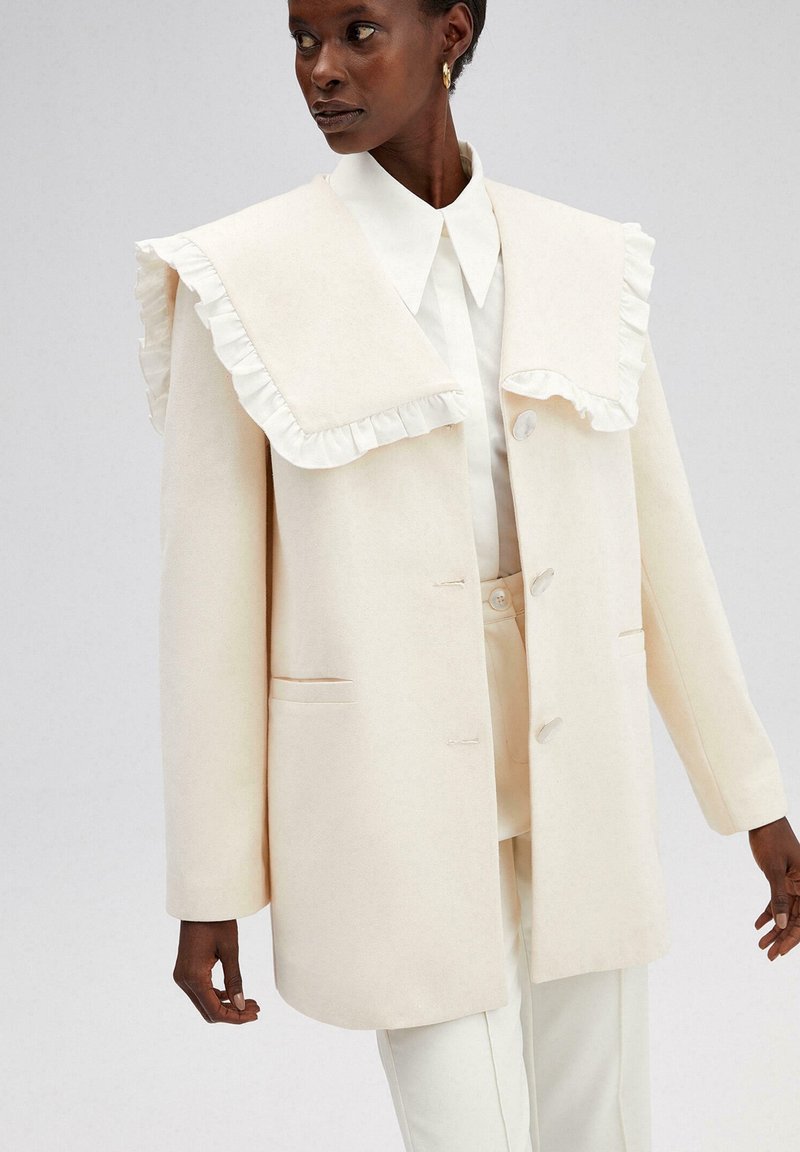 Touché Privé RUFFLED WIDE COLLAR - Rövid kabát - cream