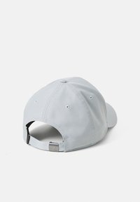 Grå baseballkasket med en struktureret design, justerbar rem bagpå og ventilationshuller langs siderne.