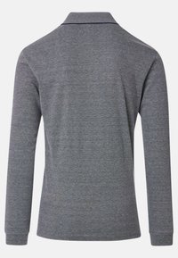 Graues langärmliges Poloshirt aus strukturiertem Stoff, mit einem Kragen in Marineblau und einer entspannten Passform, ohne sichtbare Logos oder Muster.