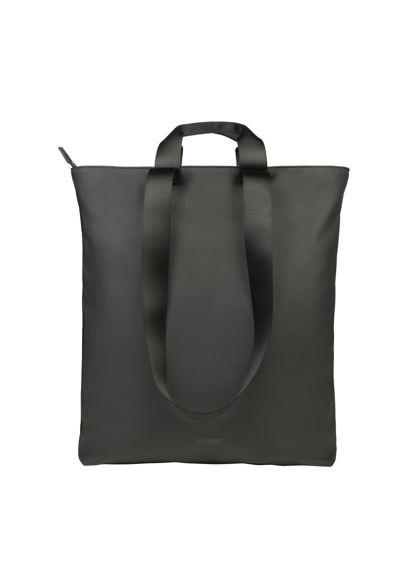 Zwarte tote bag met een gladde, matte afwerking, voorzien van twee handgrepen van textiel en een ritssluiting aan de bovenkant. Vlakke rechthoekige vorm.