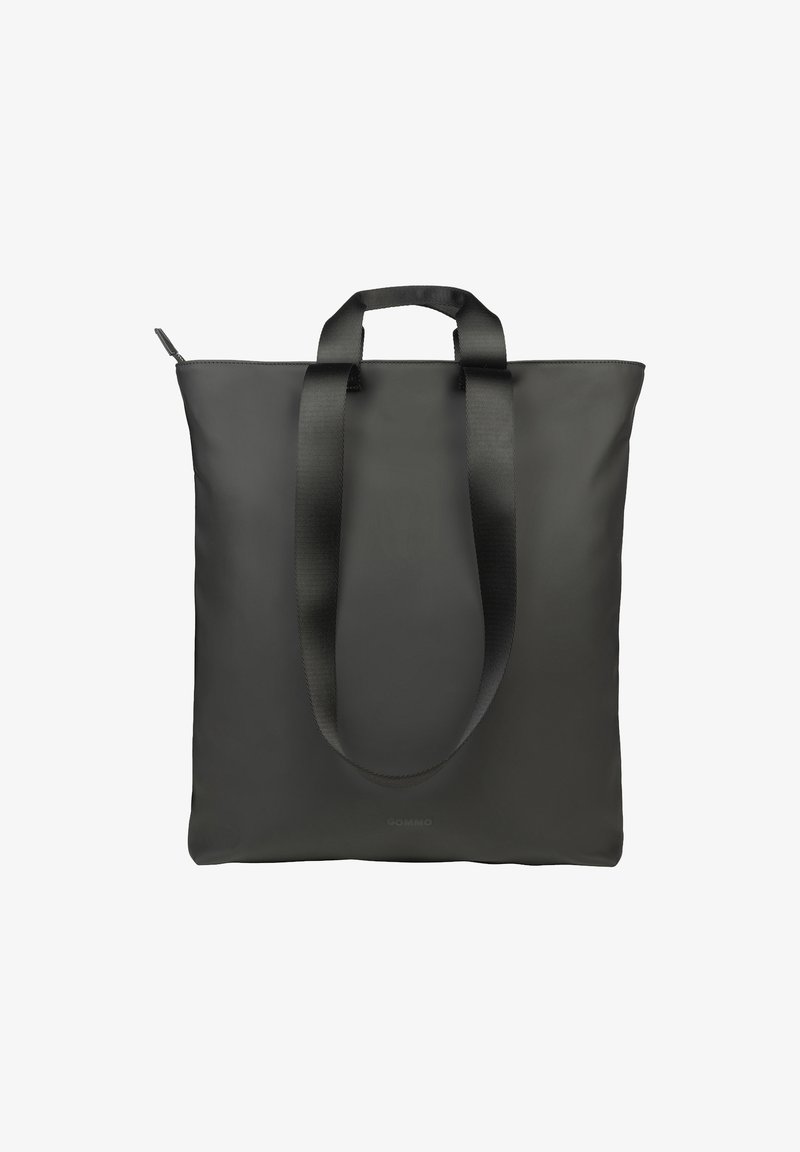 Zwarte tote bag met een gladde, matte afwerking, voorzien van twee handgrepen van textiel en een ritssluiting aan de bovenkant. Vlakke rechthoekige vorm.