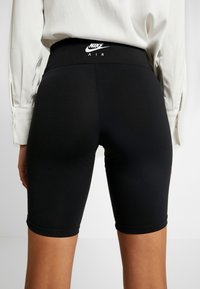 Nike Sportswear Shorts - black
