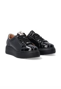 Schwarze Lack-Sneaker mit runder Zehenpartie, dickem Gummisohle, schwarzen Schnürsenkeln und metallischen Akzenten an der Zunge und den Ösen.