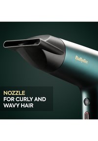 Suszarka do włosów BaByliss z wąską nasadką przeznaczoną do stylizacji kręconych i falowanych włosów, pokazana na ciemnym tle.