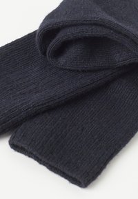 Mørkeblå strikket tørklæde lavet af blød uld, med ribbet tekstur og foldet design. Kanterne er pænt afsluttet for holdbarhed.
