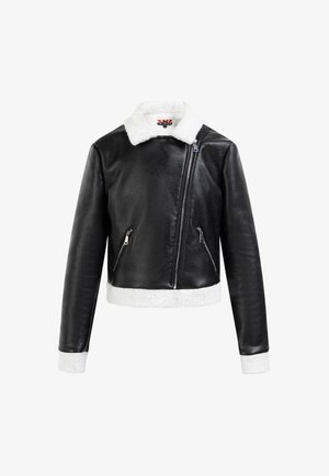 Zwarte leren cropped jack met een witte nepbont kraag en manchetten, voorzien van twee ritszakken aan de voorkant en een asymmetrische ritsluiting.