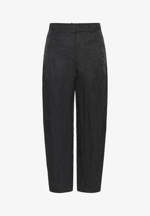 Pantalones negros arrugados con un corte relajado. Confeccionados en una tela ligera, que presenta una textura suave y una cinturilla estándar.