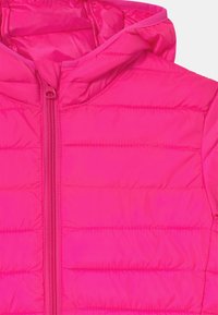 Rosa polstret vest med lynlås foran og fast hætte. Har horisontale syninger og en glat, skinnende overflade.