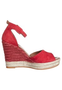 Sandales à talons compensés en daim rouge avec une bride à la cheville, un talon en jute et un design à bout ouvert. Détails texturés sur les côtés et doublure intérieure lisse.