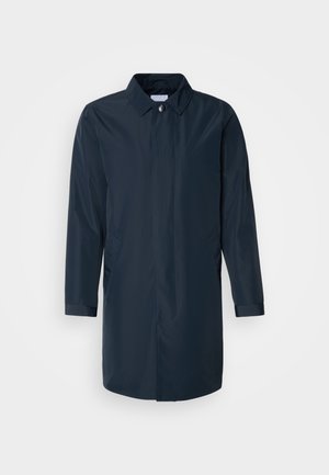 Navy blue raincoat with a straight silhouette, buttoned collar, side pockets, and long sleeves in smooth, water-resistant fabric.