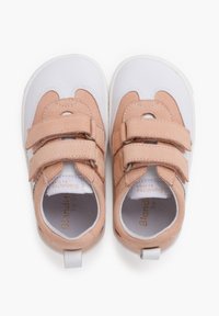 Sneaker rosa e bianchi con tomaia in tessuto e dettagli in pelle, dotati di due fasce in velcro e suola texturizzata per una buona aderenza.