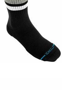 Schwarze Socke mit gerippter Struktur und blauen Akzenten an der Zehenpartie. Verfügt über einen weißen Streifen nahe der Oberkante und besteht aus einem gemischten Stoff für mehr Komfort.