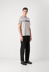 Tommy Hilfiger CHEST INSERT TEE - T-Shirt print - heathered pebble