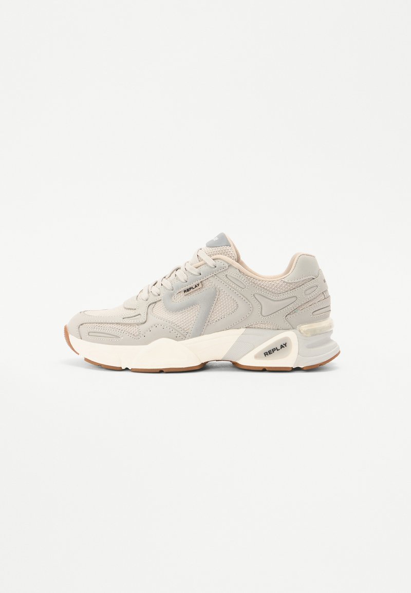 Beige trainingsschoen met bovenwerk van mesh en synthetisch materiaal, goed gevoerde zool, gevoerd kraag en subtiele logo-detailing. Rubberen buitenzool voor grip.