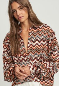ST MRLO SWANSEA - Nööpidega pluus - rust multi wave print