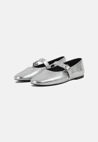 Ballet flats metalliche argento con punta affusolata, suola piatta e una fascia con fibbia sulla parte superiore per una vestibilità sicura. Texture liscia e lucida.