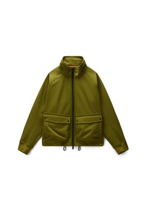Olivgrüne Jacke mit hohem Kragen, Frontreißverschluss, zwei großen Druckknopftaschen und verstellbaren Kordeln am Saum.