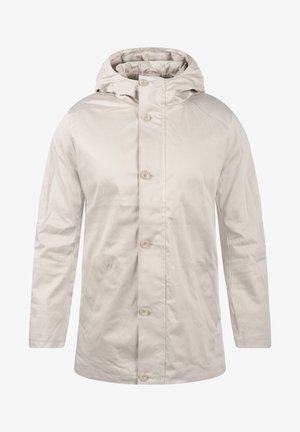 Hellbeige Jacke mit Kapuze, ausgestattet mit einem Knopfverschluss auf der Vorderseite, zwei Fronttaschen und einer glatten, matten Textur.