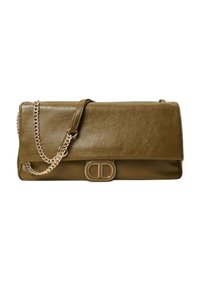 Olivgrüne Leder-Clutch mit Überklapp-Design, goldener Kettenriemen und Metall-Logoverschluss. Glatte Textur mit poliertem Finish.