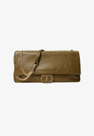 Olijfgroene leren clutch met een overslagontwerp, een gouden kettingbandje en een metalen logoklem. Gladde textuur met een gepolijste afwerking.