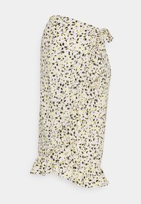 Lichtgele wikkelrok met een bloemenpatroon in zwart en roze. Voorzien van een gerimpelde zoom en een zijstrik voor een verstelbare pasvorm. Zachte stofstructuur.