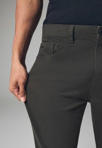 Next SOFT TOUCH STYLE - Traperice suženog kroja - mottled olive
