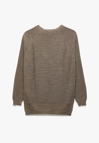 Brązowy sweter robiony na drutach z długimi rękawami, prążkowanym dekoltem i dołem, z teksturowanym wzorem oraz konstrukcją rękawów raglanowych. Widok z tyłu.
