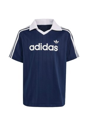 Granatowa sportowa koszulka Adidas z białym kołnierzem, trzema białymi paskami na rękawach, pionowymi cienkimi paskami i logo Adidas na piersi.