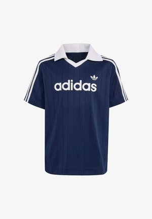 Camiseta deportiva Adidas azul marino con cuello blanco, tres rayas blancas en las mangas, finas rayas verticales y logo de Adidas en el pecho.