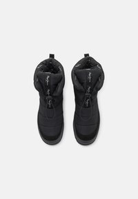 Botas de invierno acolchadas negras con un exterior texturizado, suelas de goma, cierres con cordón y un patrón impreso en el forro.