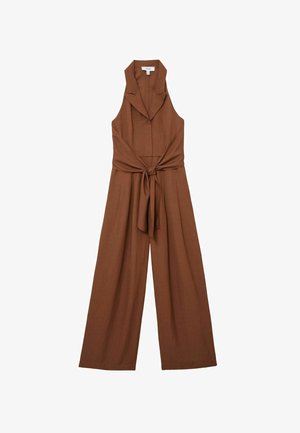 Ujjatlan barna, bőszárú overál, hajtókás gallérral és derékban megkötött szövetszíjjal, fehér háttéren fekve bemutatva.