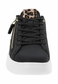 Czarne sneakersy z złotym zamkiem, teksturowanymi czarnymi sznurówkami i akcentem w panterkę na języku. Posiadają białą gumową podeszwę.