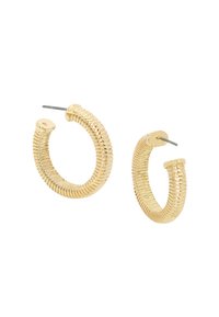 Gouden ringoorbellen met een geribbelde textuur, ronde vorm en een sluiting met een pen. Het oppervlak is glad met een glanzende afwerking.