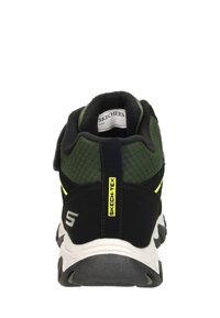Czarne i oliwkowe sneakersy z siateczkowym wierzchem, grubą białą podeszwą środkową i czarną gumową podeszwą. Zawierają etykietę Skech-Tex i akcentujące paski.