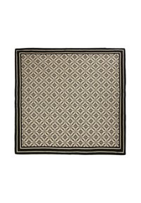 Alfombra rectangular con un patrón geométrico en negro y crema y un borde negro. Fabricada con material texturizado, diseñada para ser duradera.