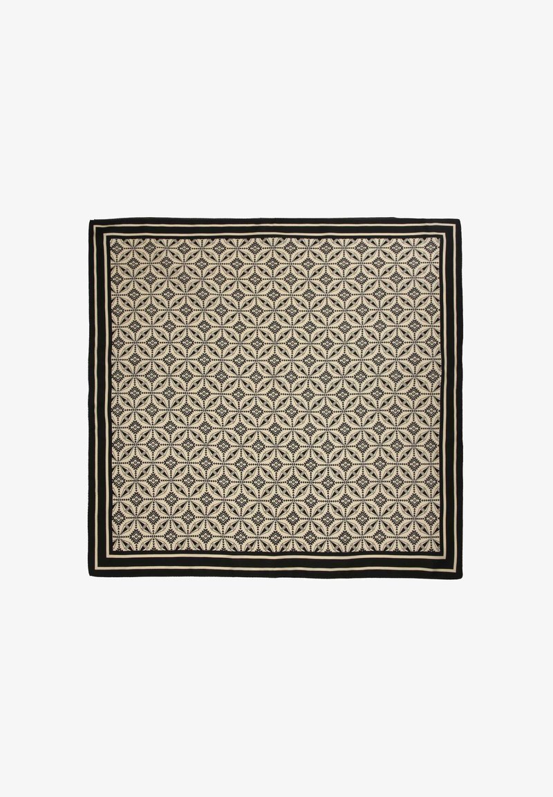Alfombra rectangular con un patrón geométrico en negro y crema y un borde negro. Fabricada con material texturizado, diseñada para ser duradera.