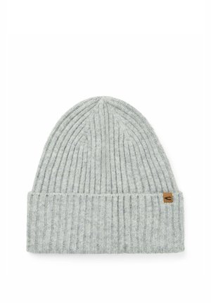 Bonnet en tricot côtelé gris clair avec bord replié et petite étiquette logo en cuir marron sur le revers.