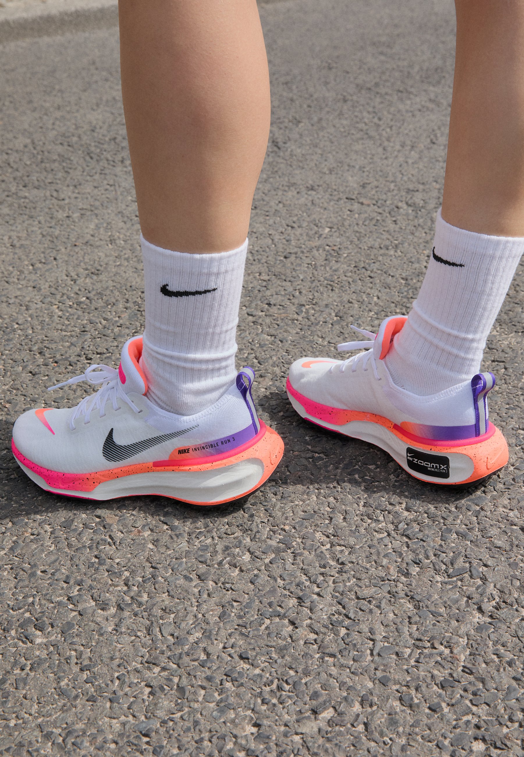 Nike Performance ZOOMX INVINCIBLE RUN FK 3 - Zapatillas running asfalto -  white/black/bright mango/hyper pink/fierce purple/volt/blanco - Zalando.es