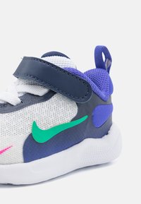 Nike Performance REVOLUTION 7 - Laufschuh Straße - white/stadium green/persian violet/midnight navy